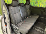 広々とした2列目シートは居住性が高く、居心地も快適!友達や家族とのお出かけにぴったりです。ベビーシートやチャイルドシート使用時も快適にお過ごしいただける十分な空間を確保しています。