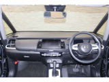 操作性に優れた運転席となります!小物入れや各ボタンの配置にこだわり、使いやすいです!座り心地もよく視認性も良好なのでロングドライブもお任せ下さい!
