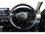 運転中もハンドルでの操作が可能です。特に高速道路等の目が離せない運転時には、便利さだけでなく、安全性も兼ね備えております。