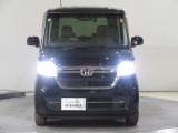 ハロゲンより明るく、より遠くまでさらなる安心感のあるLEDヘッドライトを採用。点灯忘れも防止できるオートライトコントロール機構付きです。