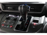 インパネシフトだから視線の移動も少なく足元もスッキリ♪運転席もゆったりしているのでゆとりを持ってドライブできますね!