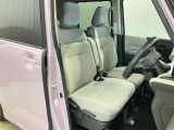 【運転席・助手席転席】運転席の足もともゆったりで長距離ドライブでも快適に★