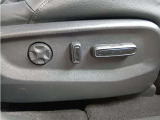 前席にパワーシートが装備されています。