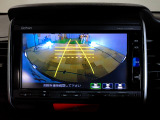バックカメラの画像です。ガイドラインがスムースな車庫入れをサポートいたします。車庫入れの安心感がアップしますね。