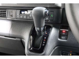 インパネシフトだから視線の移動も少なく足元もスッキリ♪運転席もゆったりしているのでゆとりを持ってドライブできますね!
