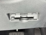 【ETC】高速道路などの料金所における自動料金支払いシステムです。車載器と料金所のアンテナとの間で無線通信を行い、料金を自動で支払うことができます。
