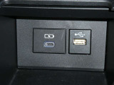 USB端子付き。最近、普及しているUSB。スマホやタブレット以外もUSB充電が増えていますよね。またスマホやメモリー媒体にお手持ちの、貴方のお気に入りの音楽を車内でも楽しめます♪