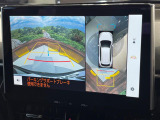 【パノラミックビューモニター】専用のカメラにより、上から見下ろしたような視点で360度クルマの周囲を確認することができます☆死角部分も確認しやすく、狭い場所での切り返しや駐車もスムーズに行えます。