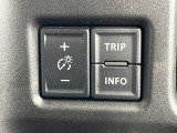 【ヘッドアップディスプレイ】現在の速度や走行情報をデジタル表示で運転席前方のガラスに投影!運転中、目線をずらさず必要な情報を確認できるのでとっても便利で安心!