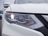 【LEDヘッドランプ】ハロゲンヘッドランプの約2倍の光量でより明るく遠くを照射。視認性、長寿命、省電力に優れ、スタイリッシュな白光色も魅力