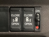 【両側パワースライドドア】両側がパワースライドドアになっており、運転席のスイッチやスマートキーでも開閉が可能です!開口部も広いので乗り降りも楽々♪