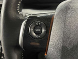 ステアリングスイッチ付きで、運転中に視線を前に向けたまま操作できます。