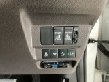 パワースライドドアの開閉はスマートキーのリモコンやドアノブは勿論、運転席側のスイッチ操作でも開閉ができ、安全・簡単です。