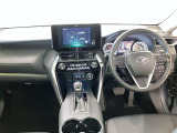 運転席周りのレイアウトをご覧ください。ナビゲーションが綺麗に装着されすっきり収まってますね!