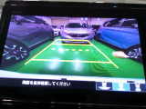バックカメラの画像です。ガイドラインがスムースな車庫入れをサポートいたします。車庫入れの安心感がアップしますね。