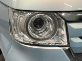 LEDヘッドライトは、点灯の瞬間から最大光量を発揮し、突然暗くなるトンネルなどでの安定感を高めます。