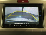 リバースギアに入れるだけで後方の表示へ切り替わります。夜間や雨の日の駐車も楽になりますよ。