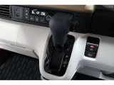 インパネシフトだから視線の移動も少なく足元もスッキリ♪運転席もゆったりしているのでゆとりを持ってドライブできますね!