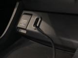 アクセサリーソケットはUSBのアダプターなどをつければ、スマホの充電にも使えます。周辺には物が置けるトレーがついています。