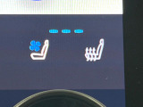 【シートヒーター&ベンチレーション】夏場は涼しい風でお尻や背中の熱やムレを防ぎ、冬はエアコンよりも早く温まってポカポカに!季節を問わず快適に過ごせます。