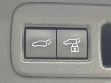 【パワーバックドア】スマートキーや運転席のボタンを押すだけでリアゲートが自動で開閉します!荷物を持っている時や、高い位置にあるバックドアを閉める際に便利な機能です♪