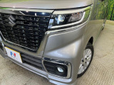 【LEDヘッドライト】悪天候や夜間走行時も良好な視界を確保し安心して運転できる高輝度LEDヘッドライトを装備!点灯速度が早く、消費電力も抑えられています。