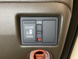 左側電動スライドドアは運転席からでも操作ができるように、ハンドル付近に開閉の操作スイッチが付いています。