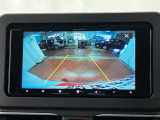 【バックカメラ】 駐車時に車両後方の様子を見ることができるので、運転の不安を軽くします。