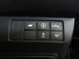 パーキングセンサーや横滑りを防ぐVSA等のスイッチ類は運転席の右側、手の届きやすい位置にあります。
