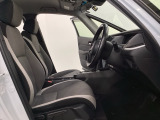広い足元にゆったり座れるシートは長距離の運転でも疲れにくいシートです。女性でも運転がしやすいようにシートの高さ調整機能(シートリフター)がついています。