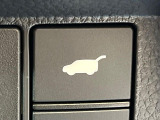 【パワーバックドア】スマートキーや運転席のボタンを押すだけでリアゲートが自動で開閉します!荷物を持っている時や、高い位置にあるバックドアを閉める際に便利な機能です♪