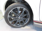 純正アルミホイール装着。タイヤサイズは225/45R18です。