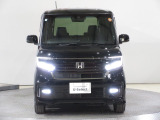 ハロゲンより明るく、より遠くまでさらなる安心感のあるLEDヘッドライトを採用。点灯忘れも防止できるオートライトコントロール機構付きです。