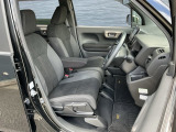 フロントシートです!!ベンチシートなので座席の移動もスムーズに出来ます!!足元も広く運転も楽ですよ!!
