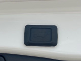 【パワーバックドア】スマートキーや運転席のボタンを押すだけでリアゲートが自動で開閉します!荷物を持っている時や、高い位置にあるバックドアを閉める際に便利な機能です♪