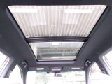 車内を明るく開放的にするサンルーフを装備しています。