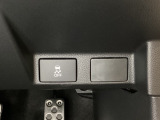 VSA装備車です。VSAはドライバーの操作と車の動きを見守っています。もし車の挙動が乱れたとき、4輪別々にブレーキをかけたり、エンジンパワーをしぼることによって車を安定させます。