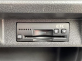 【ETC】有料道路を利用する際に料金所で停止することなく通過できる、ETC車載器(ノンストップ自動料金収受システム機器)が装備されています。セットアップを行うことで利用可能になります。