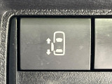 【パワースライドドア】スマートキーや運転席のスイッチでスライドドアの開閉が可能♪電動だから力を入れてドアを開ける必要が無く、小さいお子様でも、重い荷物を持っている時もラクに開け閉めできます♪