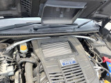 【STIタワーバー】お車の剛性を高めるタワーバーを装備。よりスムーズなコーナリング走行が可能となり、走りも楽しめます。