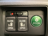 リアドアは乗り降りに便利な両側電動スライドドアです。また運転席に座っていながらスイッチ操作で自在にスライドドアを開け閉めできます。燃費に役立つECONボタンもここです。
