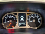 様々な車両情報を表示できるTFTマルチインフォメーションディスプレイを中央に配した視認性の高い大型2眼メーターです
