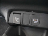 ◆USB接続端子◆スマホやiPodなどを接続して、いつもの音楽を車内でもお楽しみいただけます♪