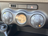 【オートエアコン】一度お好みの温度に設定すれば、車内の温度を検知し風量や温度を自動で調整。暑い&hellip;寒い&hellip;と何度もスイッチ操作をする必要はありません。快適な車内空間には必須の機能ですね♪