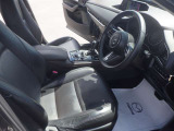 運転席はまっすぐな姿勢でシートに座り、足を自然に伸ばして操作できる位置各ペダルを配するという理想的なレイアウトを実現しています!ぜひ一度MAZDAのドライビングポジションをご体感ください。