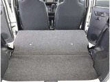 リヤシートのシートバックを倒せば、更に積載容量が広くなり、よりたくさんの荷物の収納長尺の荷物の収納が可能になります♪