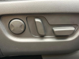【運転席10WAYパワーシート】リクライニングからシートリフターまで、スイッチ一つで簡単にシートの微調整が可能!自分に最適なシートポジションにセットして、快適なドライブをお楽しみください。