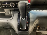 CVT車のセレクトレバーです。低速から高速まで、変速ショックのないスムーズな走りを実現するとともに、エンジン効率のよい領域を維持することで燃費にも貢献します。