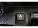 スイッチをONにすると、アイドリングストップ機能が作動し、スロットルやCVT、エアコンが省燃費制御に切り替わる【ECON】。「私の意志で、もっと省エネ!」という気持ちでこのボタンを押してくださいね。