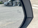 【ブラインドスポットモニター】走行中、ドアミラーの死角になりやすい箇所に後続車が接近するとサイドミラーのレンズに警告を表示!ドライバーに注意喚起をしてくれます。